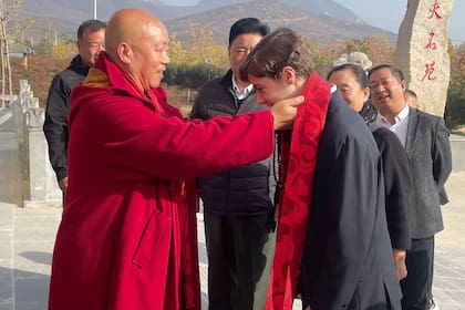 Simeón es recibido por el gran maestro Wang Hengying, quien fue su guía e instructor principal. El joven contó a ¡HOLA! que la historia de ese centro de artes marciales "se remonta a unos 1500 años" y que todos los monjes que están allí son maestros de kung-fu