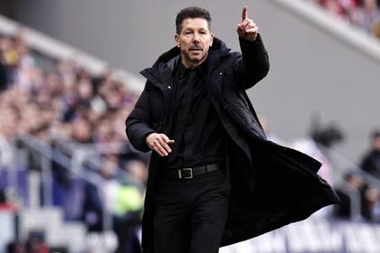 Simeone da una indicación durante un partido de Atlético Madrid en pleno invierno europeo