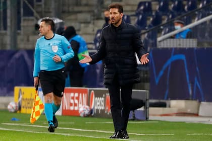 Diego Simeone, entrenador de Atlético de Madrid, durante el partido que su equipo le ganó a Salzburgo en Austria y se clasificó para octavos de final de la Champions League.