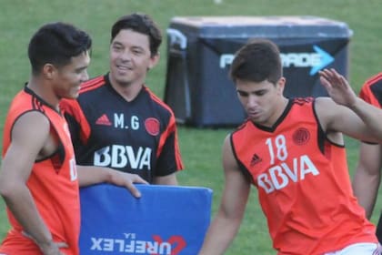 Simeone junto a Teo, su compañero hoy en la Bombonera, y Gallardo