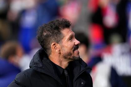 Simeone sonríe al público en el Metropolitano, el estadio de Atlético de Madrid