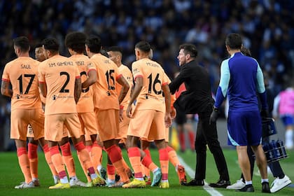 Simeone trata de alentar a sus jugadores, pero el equipo no le dio las respuestas que esperaba