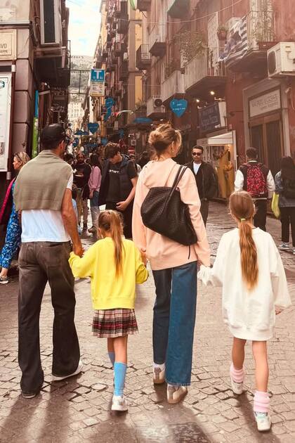 Simeone, Valentina, Carla y Francesca, de paseo por Nápoles.