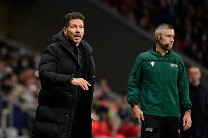 Simeone vive el partido con su habitual intensidad
