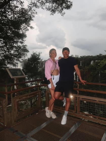 Simeone y Pereyra en las escalinatas del parque nacional