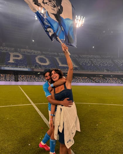 Simeone y su esposa flameando la bandera con el rostro de Maradona