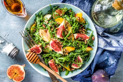 Similar a la dieta mediterránea, la dieta portfolio enfatiza la fibra, las grasas saludables y las fuentes vegetales de proteína