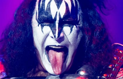 Simmons manejaba su camioneta Lincoln Navigator cuando impactó contra un vehículo estacionado