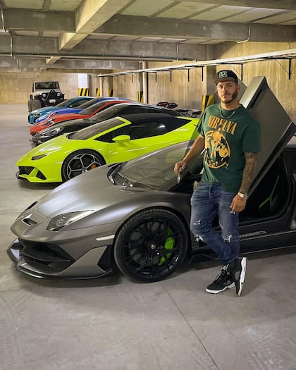 Simón Ahued suele posar con autos de lujo
