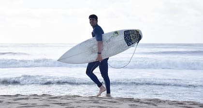 Simón Benítez Cruz viajó a Australia y le dio lugar a otra de sus pasiones, el surf