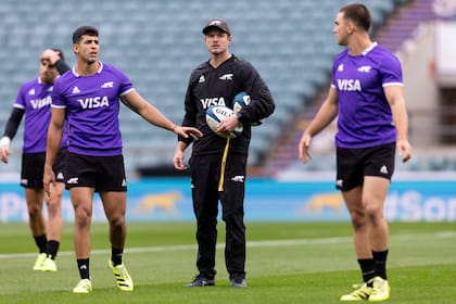 Simón Benítez Cruz y Gerónimo Prisciantelli, la nueva pareja de medios de los Pumas; entre ellos, el entrenador de ataque Kenny Lynn.