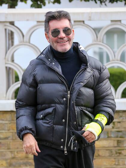 Simon Cowell fue visto en Londres tras sufrir un accidente de bicicleta por el cual se rompió un brazo 