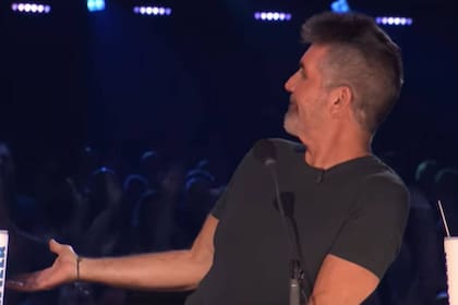 Simon Cowell le pregunta al público de America's Got Talent qué les pareció la actuación de Sirca Marea y el público le responde con una tremenda ovación