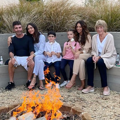 Simon Cowell sorprendió con su cambio físico en unas fotografías compartidas por su expareja Terri Seymour, con quien convivió en este verano, junto a su prometida y su hijo