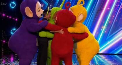 Simon Cowell, uno de los jueces del programa, terminó abrazado con ellos en el escenario