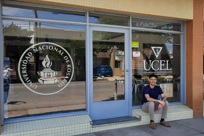 Simón en la puerta de la universidad