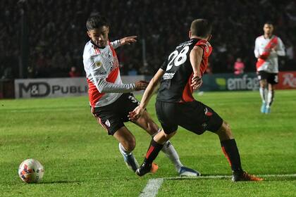 Simón engancha hacia afuera para dejar en el camino a Teuten