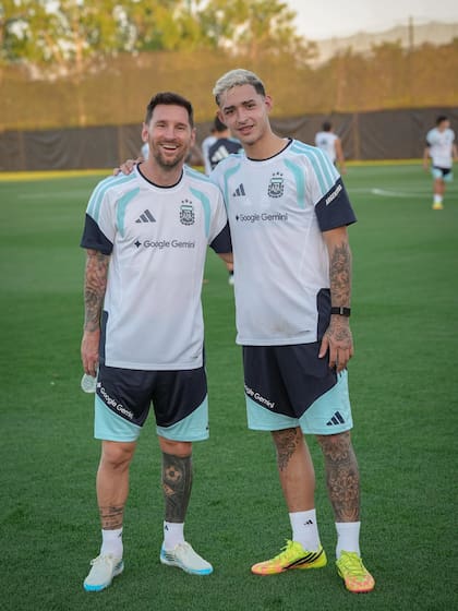 Simón Escobar junto a Lionel Messi entrenando en la selección argentina en Kansas City, previo al Mundial