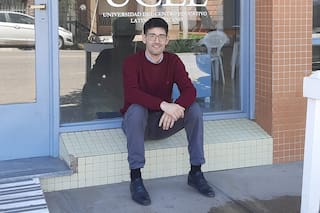 Creció en un hogar pobre y trabajó desde niño hasta que un “madrina” creyó en su sueño