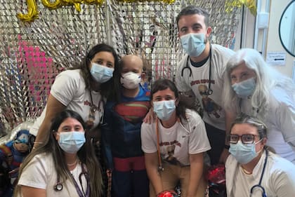 Simón junto a parte del personal médico que lo atendió en el Garrahan