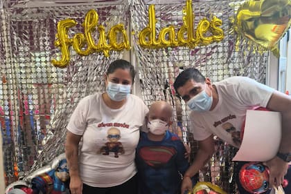 Simón junto a sus padres, el día que le dieron el alta ambulatoria
