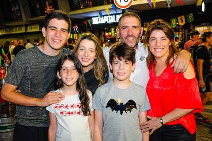 Simón junto a sus padres y sus hermanos.