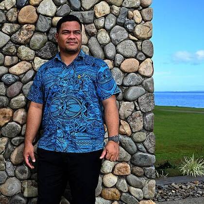 Simon Kofe, canciller de Tuvalu: "Nuestra tierra, nuestro océano, nuestra cultura son los bienes más preciados de nuestra gente, y para mantenerlos a salvo... los trasladaremos a la nube".