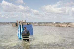 Un líder del Pacífico grabó un video de saco y corbata desde el agua y se volvió viral