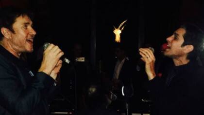 Simon Le Bon y Perry Farrell cantando en el hotel Faena