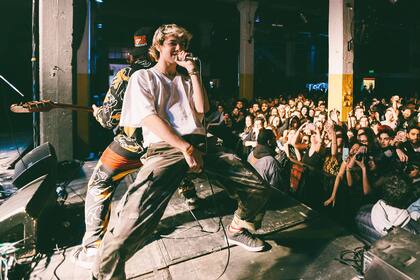 Simón Poxyran y Bruno Beguerie, espalda con espalda frente a un Konex lleno