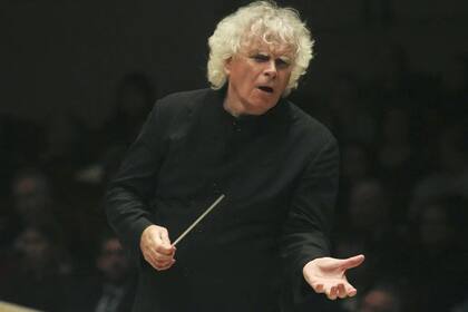 Simon Rattle vendrá en mayo, al frente de la London Symphony Orchestra