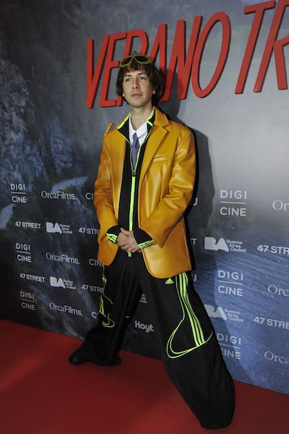 Simon Saieg, integrante del elenco, llamó la atención en la alfombra roja con un atuendo audaz