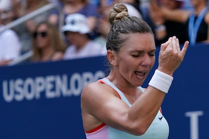 Simona Halep reacciona durante su partido contra Daria Snigur en la primera ronda del US Open, el lunes 29 de agosto de 2022 en Nueva York. (AP Foto/Seth Wenig)