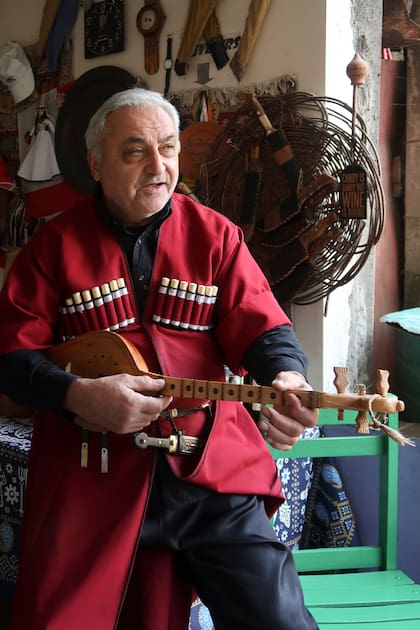 Simonay Zaoti empuña el panduri para entonar canciones georgianas en su restaurante rural en Chumlaki, a dos horas de Tiflis