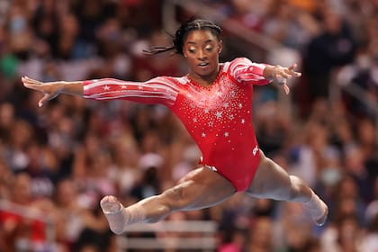 Simone Biles durante los ejercicios de piso en los Trials olímpicos de los Estados Unidos, en St. Louis, Missouri