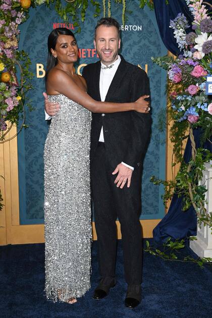 Simone Ashley y el productor Chris Van Dusen en la alfombra roja de la premiere que se celebró anoche en Nueva York