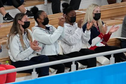 Simone Biles (2da desde la derecha) y sus compañeras del equipo estadounidense festejan la victoria de Sunisa Lee en la prueba de ejercicios combinados