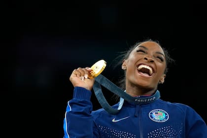 Simone Biles celebrando una de las medallas doradas obtenidas en los Juegos Olímpicos de París 2024