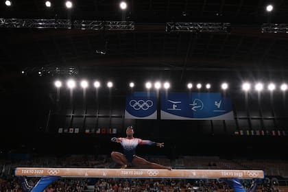 La estadounidense Simone Biles, durante su rutina en la barra de equilibrio en Tokio 2020: fue medalla de bronce.