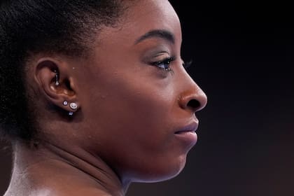 Simone Biles, de Estados Unidos, durante la final de la barra de equilibrio de gimnasia artística.