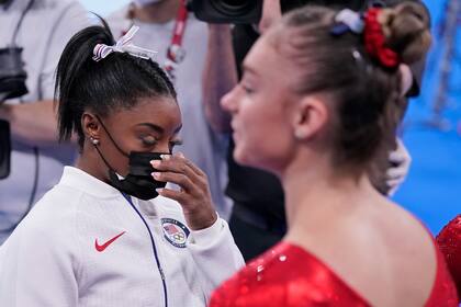 Simone Biles, de Estados Unidos, luego de salir de la final del equipo.