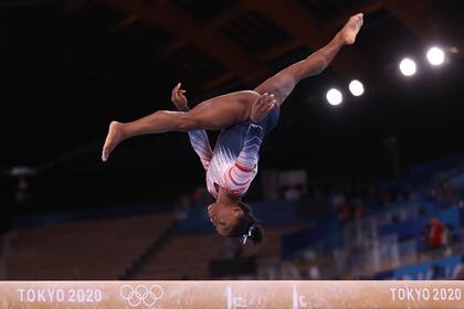 Simone Biles del equipo de Estados Unidos compite en la final de la viga de equilibrio femenina