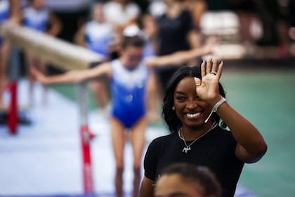 Simone Biles durante la clínica que brindó en Estadio Mary Terán de Weiss, del Parque Roca.