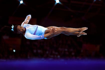 Simone Biles, en el aire, en el Mundial que se desarrolla en Stuttgart.