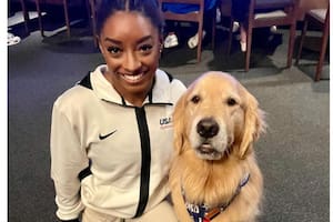 Simone Biles junto a Beacon, el perro terapeuta