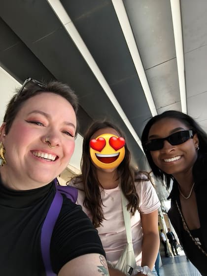 Simone Biles junto a dos argentinas que le pidieron una selfie