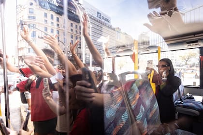 Simone Biles visitó el Obelisco de Buenos Aires durante su paso por la ciudad, en el marco de su distinción como 'Huésped de Honor' y la designación de Buenos Aires como Capital Mundial del Deporte 2027.
