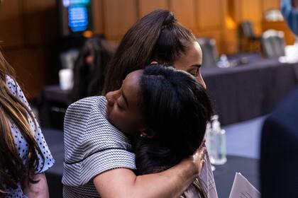 Simone Biles y Aly Raisman se abrazan después de atestiguar en el congreso estadounidense.