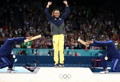 Simone Biles y Jordan Chiles se inclinan ante el talento de la brasileña Rebeca Andrade.