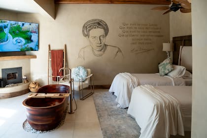Simone de Beauvoir es otra de las habitaciones inspirada en la figura de la filósofa francesa: incluye una bañera de madera tallada a mano, mucha tecnología y detalles de confort